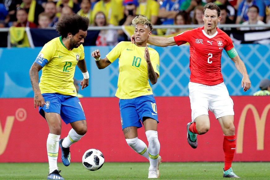 epa06816873 Brazilian forward Neymar and Brazilian defender Marcelo (L) fight for the ball with Swiss defender Stephan Lichtsteiner (R) during the FIFA World Cup 2018 Group E soccer match between Braz ...