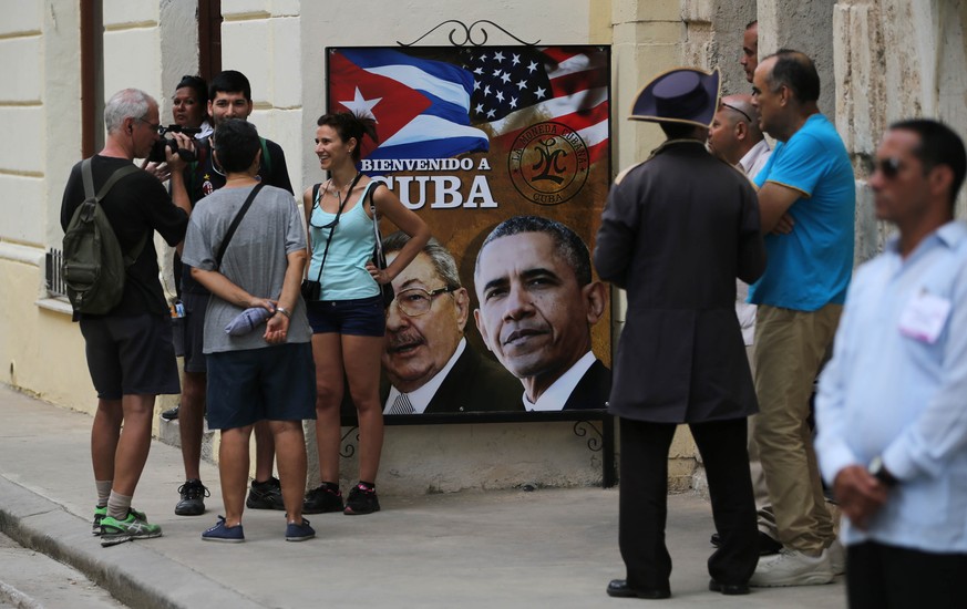 «Bienvenido A Cuba», steht auf Strassenplakaten.