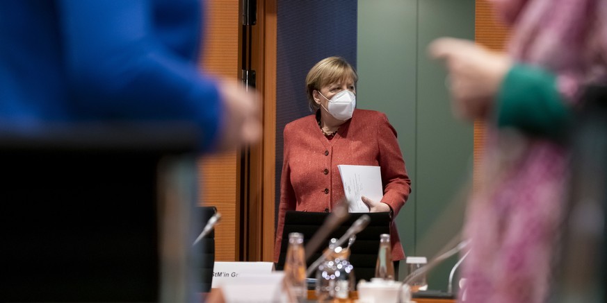 epa08812883 German chancellor Angela Merkel (CDU) wearing a face mask arrives for the weekly meeting of the German Federal Cabinet, Berlin, Germany, 11 November 2020. EPA/HENNING SCHACHT / POOL