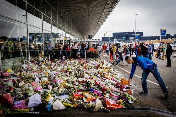 Auch am Flughafen Schipol bei Amsterdam legen die Menschen Blumen nieder.&nbsp;