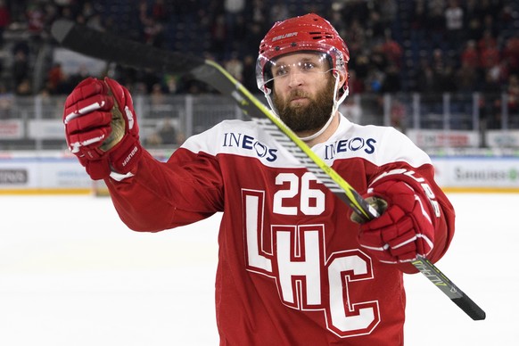 Le nouveau joueur lausannois Benjamin Antonietti salue le public a la fin de la rencontre du championnat suisse de hockey sur glace de National League entre le Lausanne Hockey Club, LHC, et le EHC Klo ...