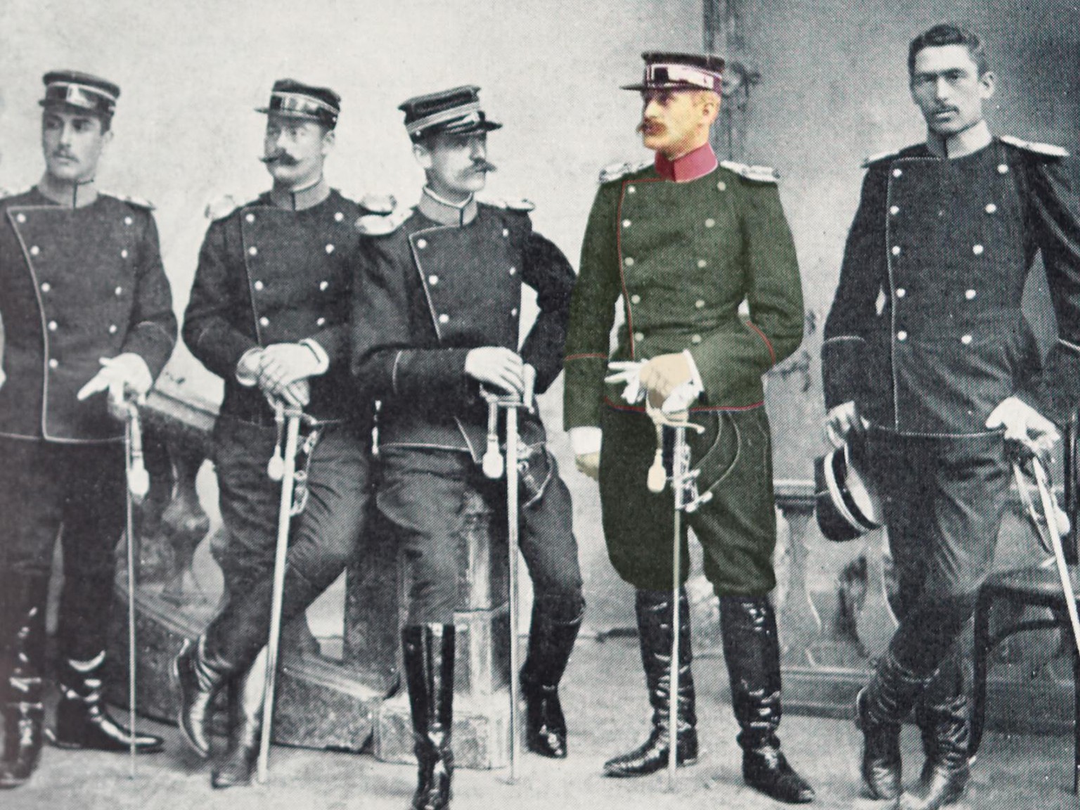 Hans Bringolf, zweiter von rechts, in Kavallerieuniform.