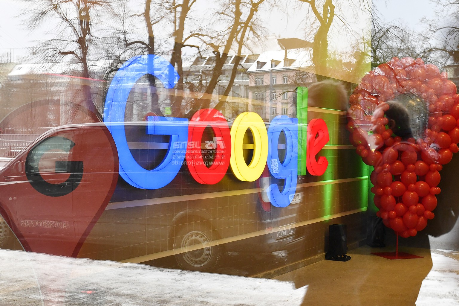 Google - Logo am neuen Office in der Sihlpost in Zuerich am Dienstag, 17. Januar 2017. Heute eroeffnet Google seine neuen Bueros in der Zuercher Sihlpost. Gemeinsam mit den Raeumen in der neuen SBB-Ue ...