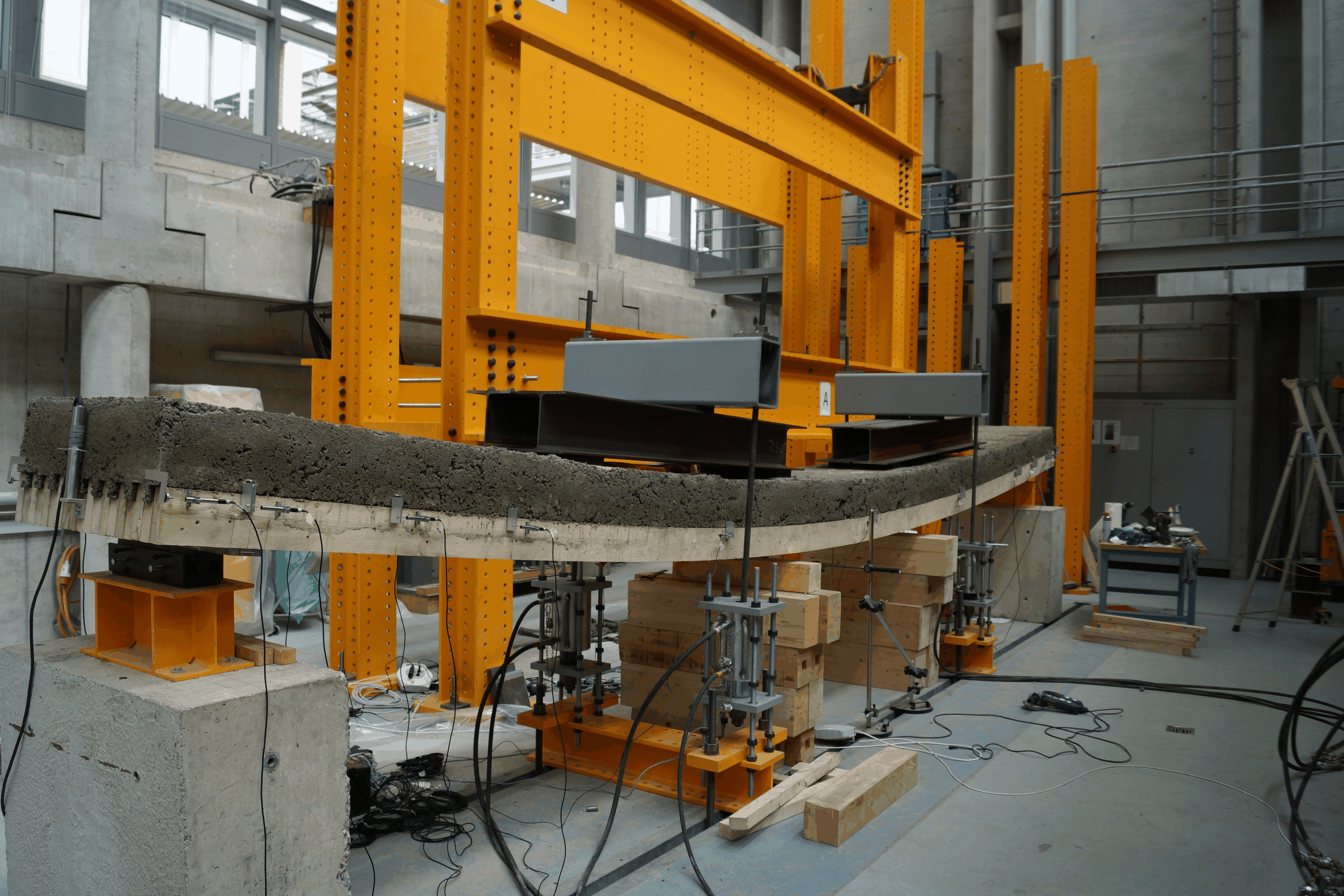 Eine 8 Meter lange Holz- und Holzzement-Verbundplatte wird in einem Projekt des Nationalen Forschungsprogramms 66 &quot;Ressource Holz&quot; an der Hochschule für Technik und Architektur in Freiburg g ...