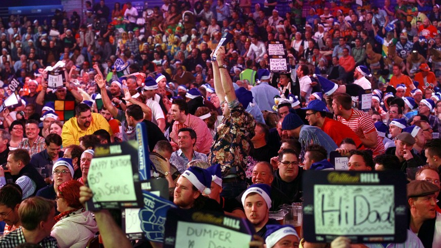 epa05087105 The fans during the William Hill World darts world championship final between Gary Anderson and Adrian Lewis at the Alexandra palace in North London, Britain, 03 January 2016. EPA/SEAN DEM ...