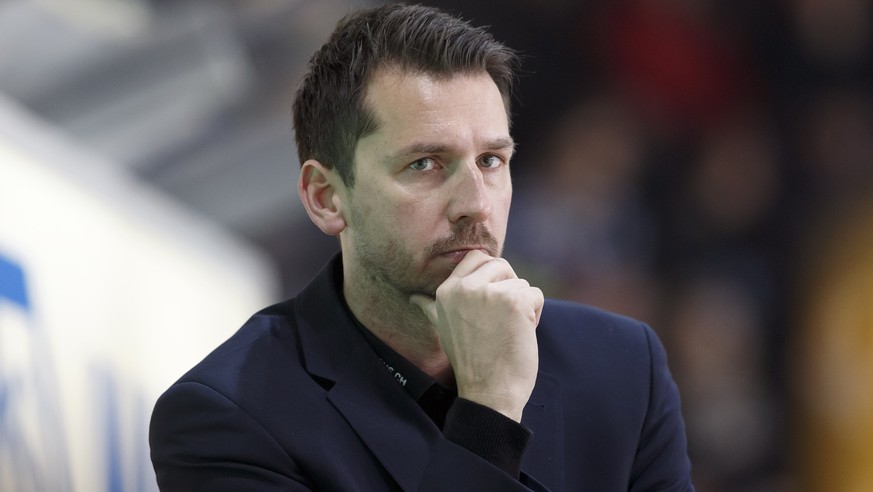 Bern&#039;s Head coach Lars Leuenberger looks on his players, during the game of National League A (NLA) Swiss Championship between HC Fribourg Gotteron and SC Bern at the ice stadium BCF Arena, in Fr ...