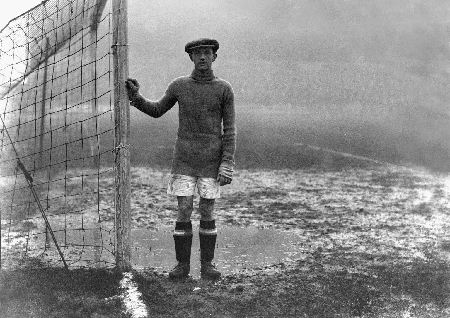 Bildnummer: 07989840 Datum: 02.08.1925 Copyright: imago/Colorsport
Football in Muddy Conditions William Billy Mercer the Huddersfield Town goalkeeper poses in the goalmouth after a heavy Rain downpou ...