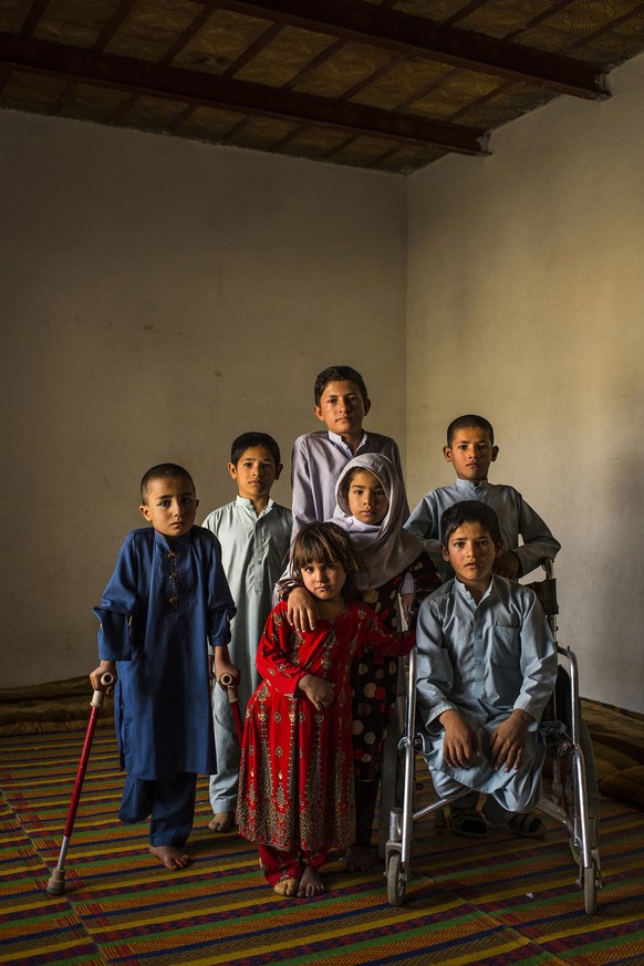 epa08081315 A handout photo made available by UNICEF shows the Second Prize photo of the UNICEF Photo of the Year 2019 with the title &#039;Afganistan: No medal for bravery&#039; by Australian photogr ...