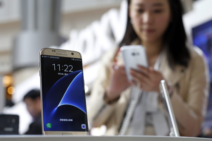 epa05193455 A visitor tests a Samsung Galaxy S7 edge smartphone displayed during a pre promotional show in Taipei, Taiwan, 04 March 2016. According to news reports, Samsung Electronics Co. sold the mo ...