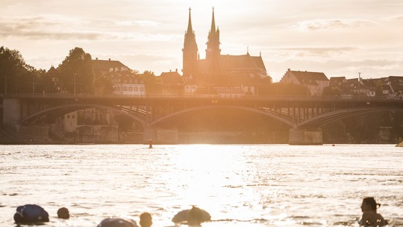 Schweiz. ganz natuerlich. Basel ist eine der wenigen Orte, in denen man im Fluss mitten durch die Stadt schwimmen kann. Im Sommer zieht der Rhein die ganze Stadt an. Dann packen die Basler und Tourist ...