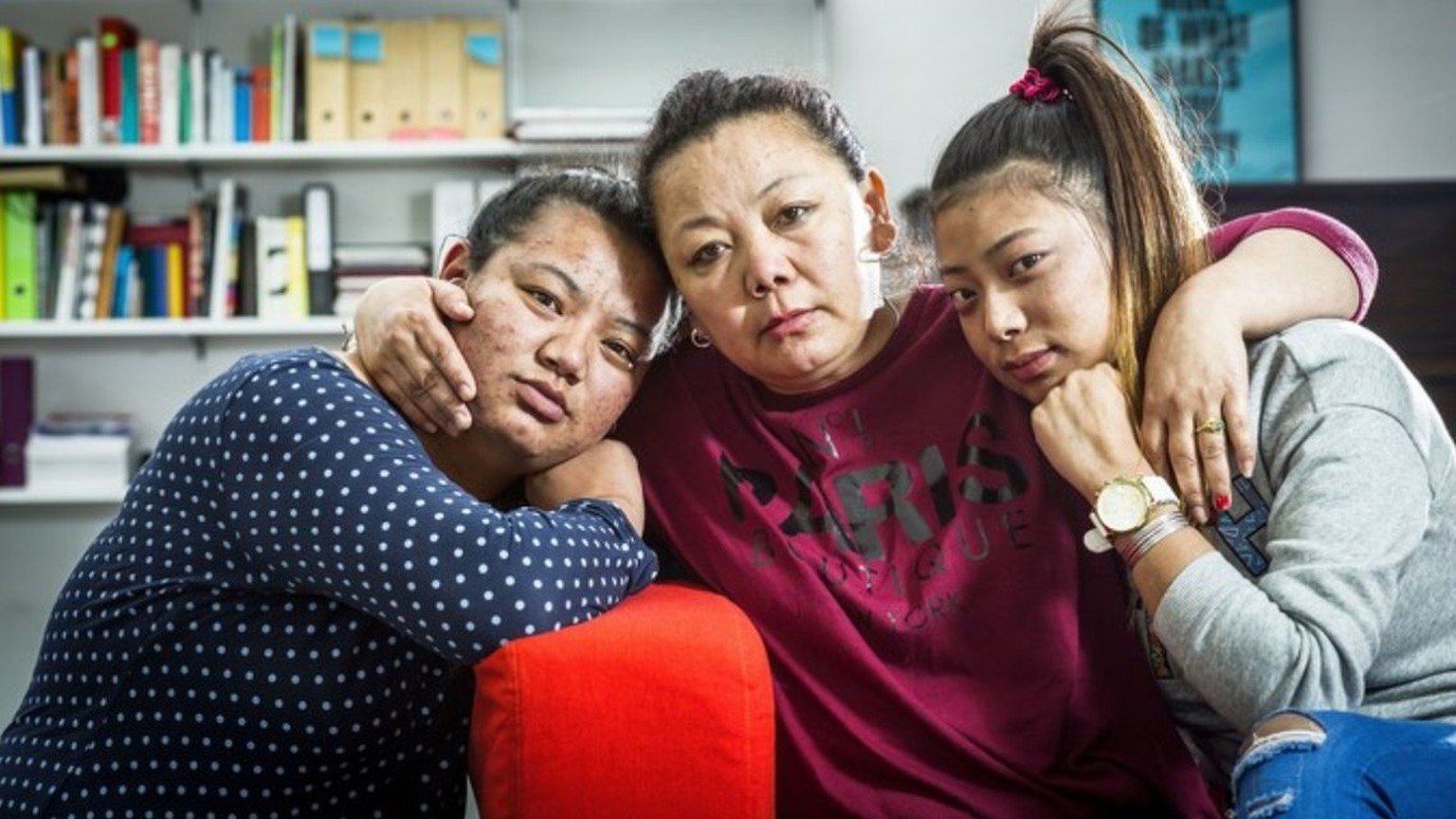Tenzin Tsokyi (links) und Kunga Chime (rechts) müssen die Schweiz verlassen, obwohl ihre Mutter Tenzin Damdul Tsang (Mitte) eine Aufnahmebewilligung hat.