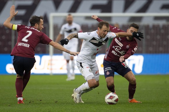 Lugano&#039;s forward Alexander Gerndt, center, fights for the ball with Servette&#039;s players defender Anthony Sauthier, left, and Servette&#039;s midfielder Theo Valls, right, during the Super Lea ...