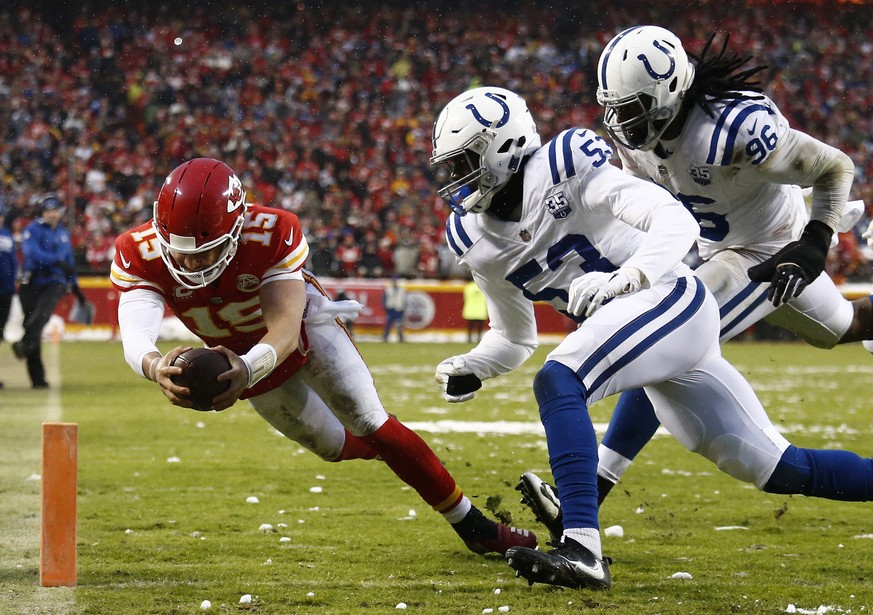 epa07278977 Kansas City Chiefs quarterback Patrick Mahomes (L) dives into the end zone for a touchdown against Indianapolis Colts linebacker Darius Leonard (R) in the first half of the NFL American Fo ...