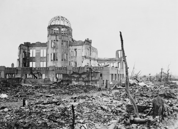 Eine Ruine in der von einer Atombombe zerstörten Stadt Hiroshima.