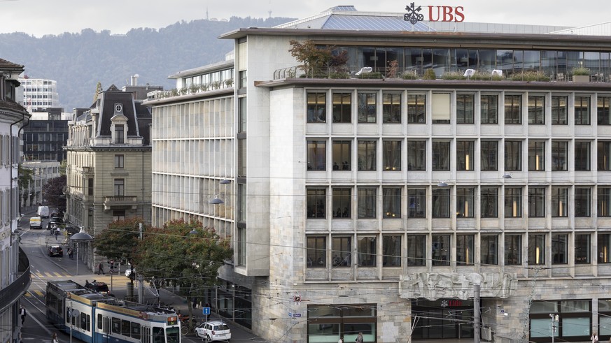 ARCHIVBILD ZUR VEROEFFENTLICHUNG DES UBS-GESCHAEFTSBERICHT DER UBS, AM FREITAG, 10. MAERZ 2017 ---- Paradeplatz Square with the headquarter of Swiss banks UBS, in Zurich, Switzerland, on October 4, 20 ...