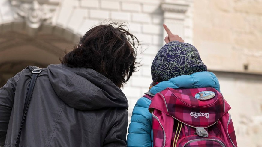 L.A. aus Tschetschenien und ihre 11-jährige Tochter D. vor der Hofkirche Luzern, wo sie Kirchenasyl erhielten.