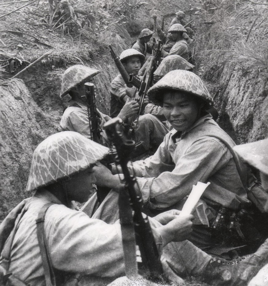 Viet-Minh-Kämpfer vor Dien Bien Phu