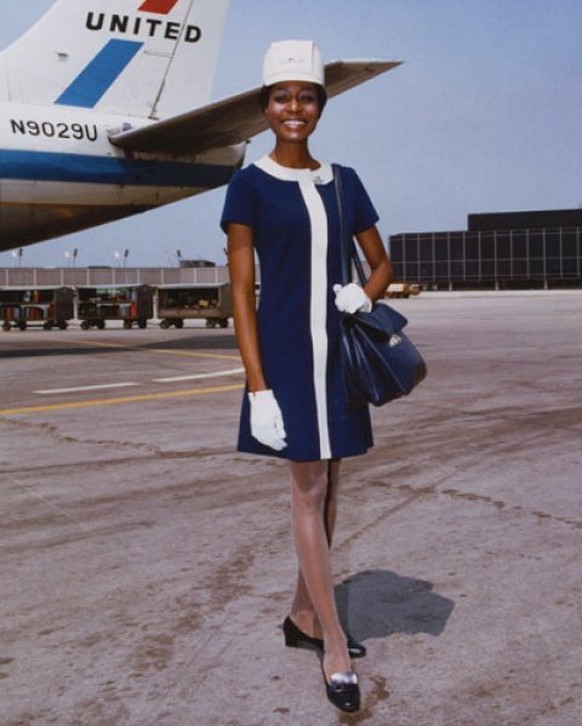 http://d.repubblica.it/moda/2016/07/21/foto/fashion_in_flight_mostra_divise_storiche_hostess-3168860/9/ united airlines stewardess flight attendant flugbegleiterin retro vintage fliegen