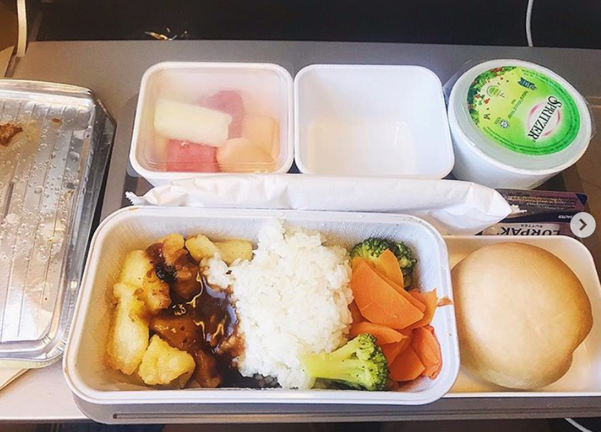cathay pacific economy class essen food flug fliegen reisen https://www.instagram.com/catatanboncel/