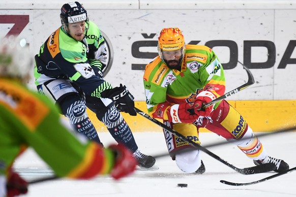 Ambri&#039;s player Tommaso Goi, left, fight for the puck with Bienne&#039;s player Robbie Earl, right, during the preliminary round game of National League Swiss Championship 2017/18 between HC Ambrì ...