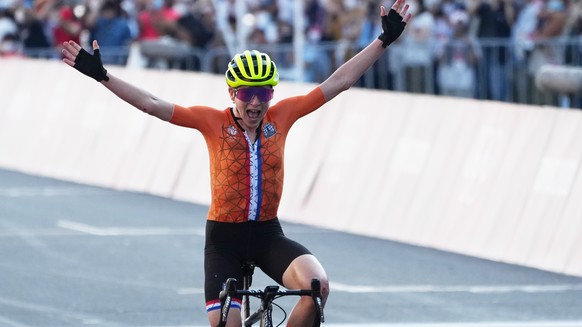 epa09364074 Annemiek van Vleuten of the Netherlands celebrates as she crosses the finish line in 4th place in the Women&#039;s Road Cycling race of the Tokyo 2020 Olympic Games at the Fuji Internation ...