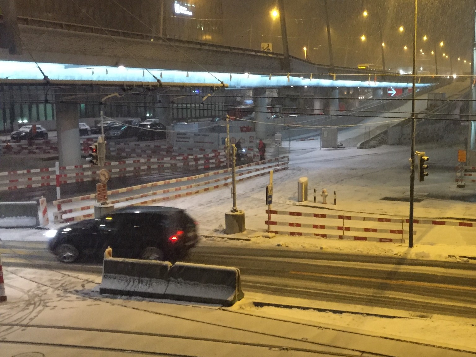 Erster Schnee im Winter 2016 bis 2017 im Flachland und damit auch bei der Hardbrücke in Zürich.