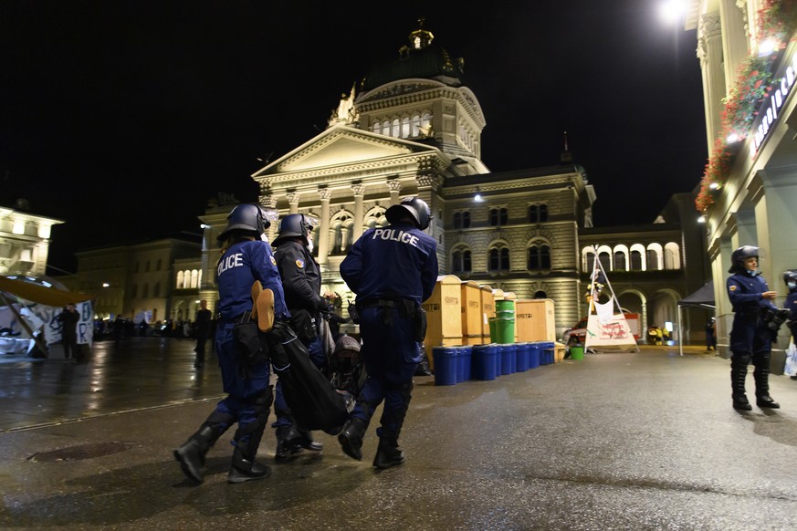 epa08689681 Police evacuate climate activists during the &#039;Rise up for Change&#039; week of action in front of the Bundeshaus Swiss parliament building, where the Swiss parliament currently holds  ...