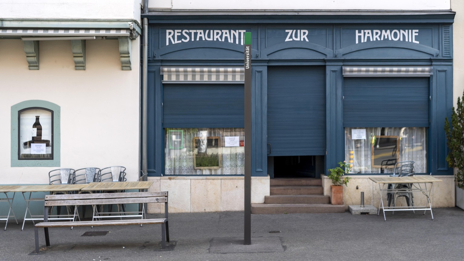Das wegen des Corona Lockdowns geschlossene Restaurant Harmonie in Basel, am Freitag, 8. Mai 2020. Im Rahmen der Lockerung der Massnahmen gegen das Coronavirus duerfen Restaurants ab 11. Mai 2020 unte ...