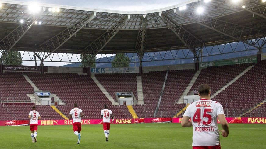 Sion&#039;s players arrive on the pitch, prior the Super League soccer match of Swiss Championship between Servette FC and FC Sion, at the Stade de Geneve stadium, in Geneva, Switzerland, Monday, Augu ...