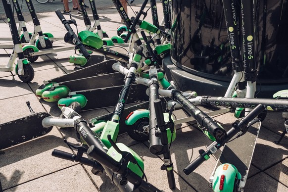 Lime Scooter liegen am Boden …