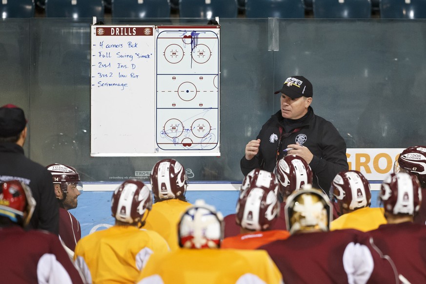 Chris McSorley, Head coach of Geneve-Servette HC, instructs his players, during the first training session of Geneve-Servette HC team for the new season 18-19 of the Swiss National League, at the ice  ...