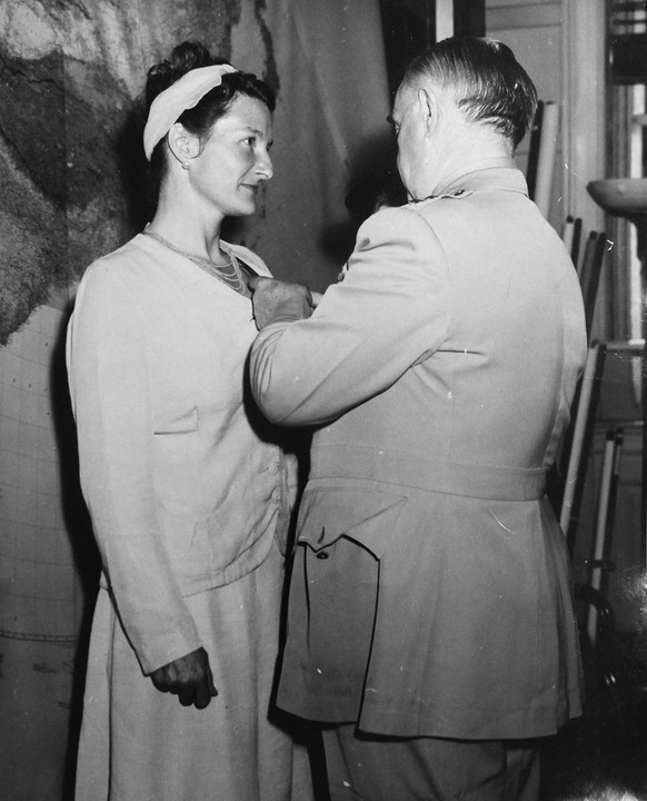 OSS-Chef Wild Bill Donovan verleiht Virginia im September 1945 das Distinguished Service Cross. Er erzählte gerne fabulöse Geschichten über sie, zum Beispiel, dass sie sich mit dem Fallschirm über ein ...