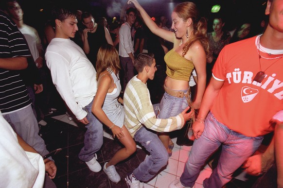 Jugendliche tanzen am 17. August 2002 in der Disco XXL in Zuerich, Schweiz. (KEYSTONE/Martin Ruetschi)