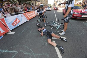 Mark Cavendish stürzte in einem Massensprint kurz vor der Zielankunft.
