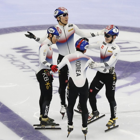epa06338218 Gold medal winner team South Korea celebrates after winning in the men 5000m relay final of the ISU World Cup Short Track Speed Skating at Mokdong Ice Rink in Seoul, South Korea, 19 Novemb ...