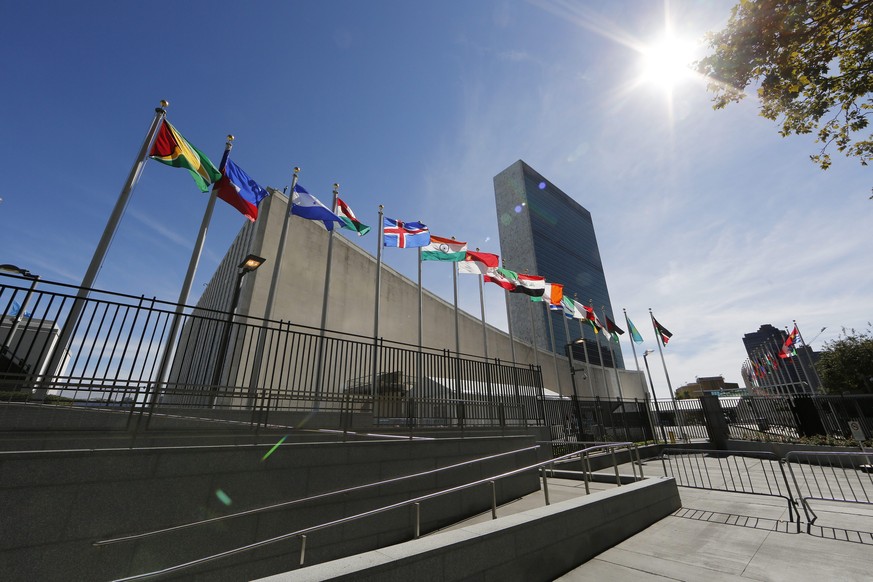 epa04947535 United Nations Headquarters&#039; General Assembly Building (L) and Secretariat Building (R) in New York City, New York, USA, 24 September 2015. Pope Francis will address the UN General As ...
