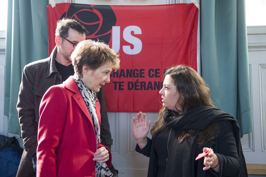 Bundesraetin Simonetta Sommaruga, links, und Tamara Funiciello, Praesidentin JUSO, rechts, sprechen an der Jahresversammlung der JUSO, am Samstag, 11. Maerz 2017 in Bern. (KEYSTONE/Anthony Anex)
