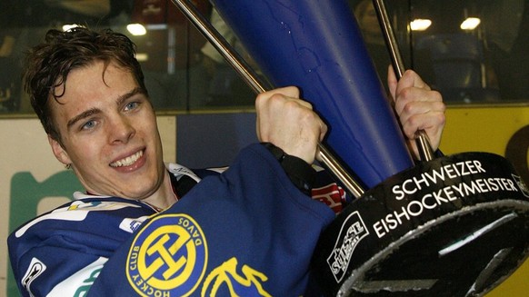 Der Davoser Torhueter Jonas Hiller stemmt den Siegerpokal, nach dem siebten Playoff Eishockey Meisterschaftsspiel der Nationalliga A zwischen dem HC Davos und dem SC Bern, am Montag, 9. April 2007 in  ...