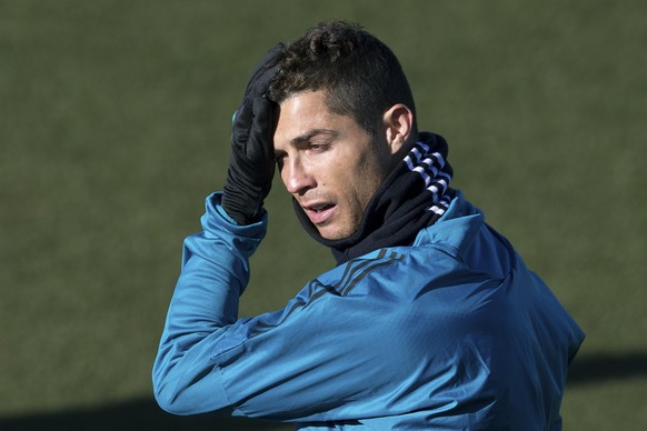 Real Madrid&#039;s Cristiano Ronaldo attends a training session in Madrid, Tuesday Dec. 5, 2017. Real Madrid will play Borussia Dortmund Wednesday in a Group H Champions League soccer match. (AP Photo ...
