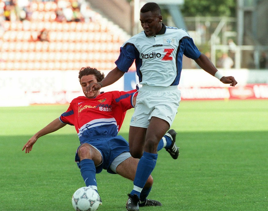 Shabani Nonda (FCZ,rechts) gewinnt das Laufduell gegen Jean-Pierre la Placa (FC Basel) beim Spiel des FC Zuerich gegen den FC Basel in Zuerich, 26.7.97. (Keystone/Michele Limina).