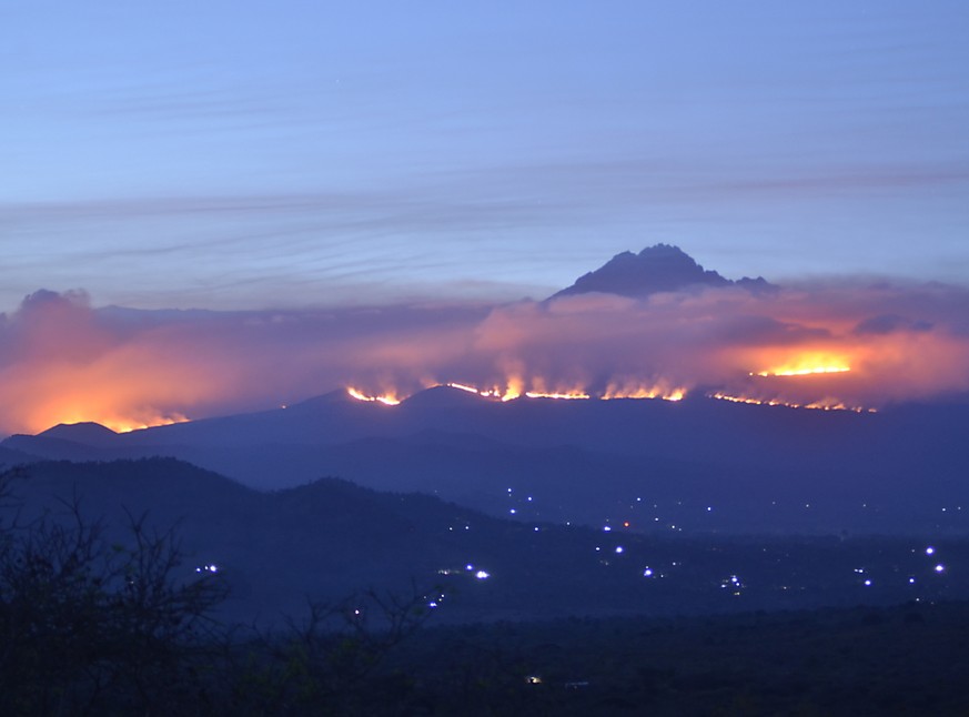 dpatopbilder - Weithin sichtbar sind die Rauchwolken eines Feuers auf dem Kilimandscharo. Auf dem Kilimandscharo ist ein Feuer ausgebrochen. Foto: Thomas Becker/dpa