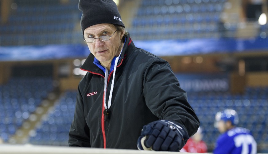 Head coach Arno del Curto of HC Davos is pictured during a training session at the 90th Spengler Cup ice hockey tournament in Davos, Switzerland, Monday, December 26, 2016. (KEYSTONE/Gian Ehrenzeller)