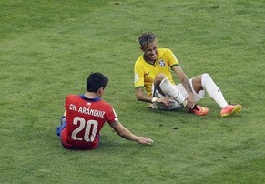Neymar bleibt mit schmerzverzerrtem Gesicht liegen.