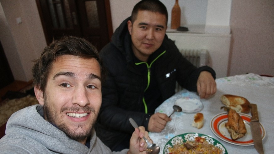 Endlich den Draht gefunden: Milbek, der 26-jährige Kirgise und Autostopp-Blogger Thomas Schlittler beim Essen.