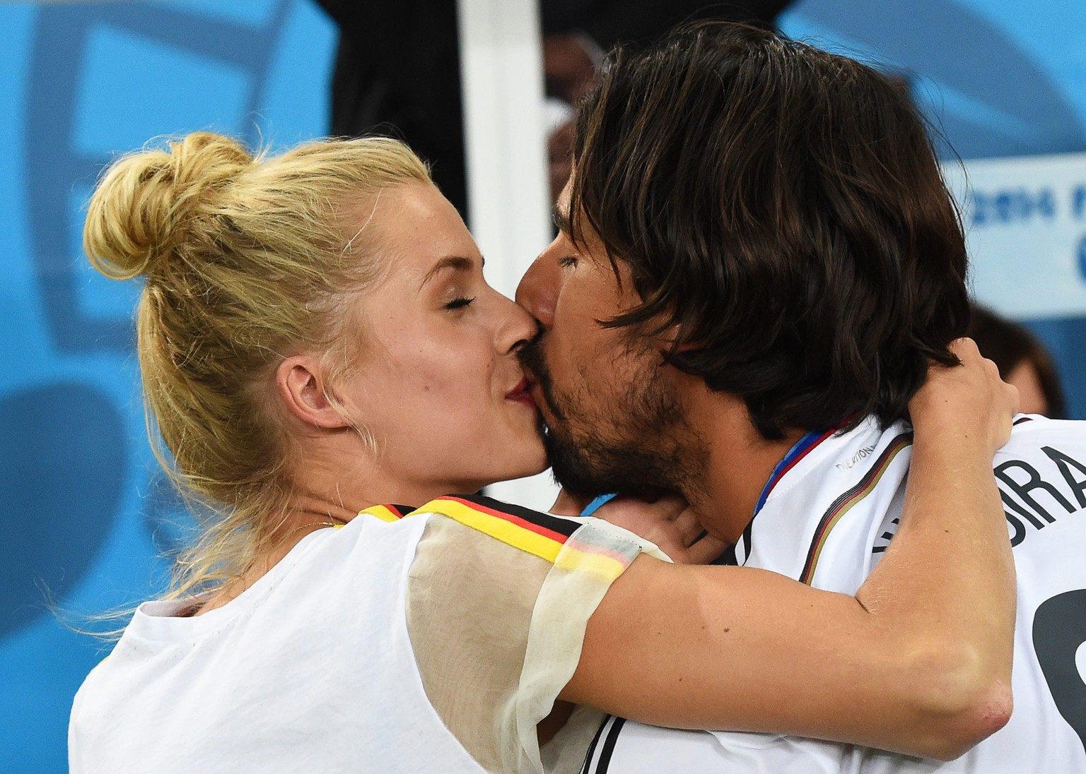 Der Weltmeister-Kuss: Sami Khedira und Freundin Lena Gercke.