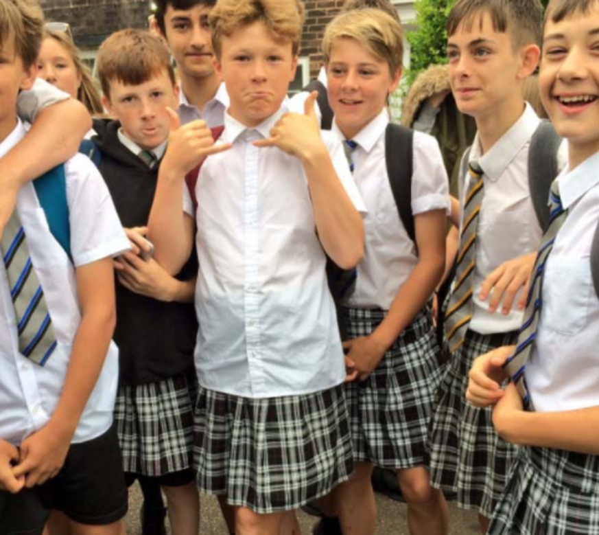 Aufstand der Rotznasen: Englische Schüler tragen Rock statt lange Hosen.&nbsp;