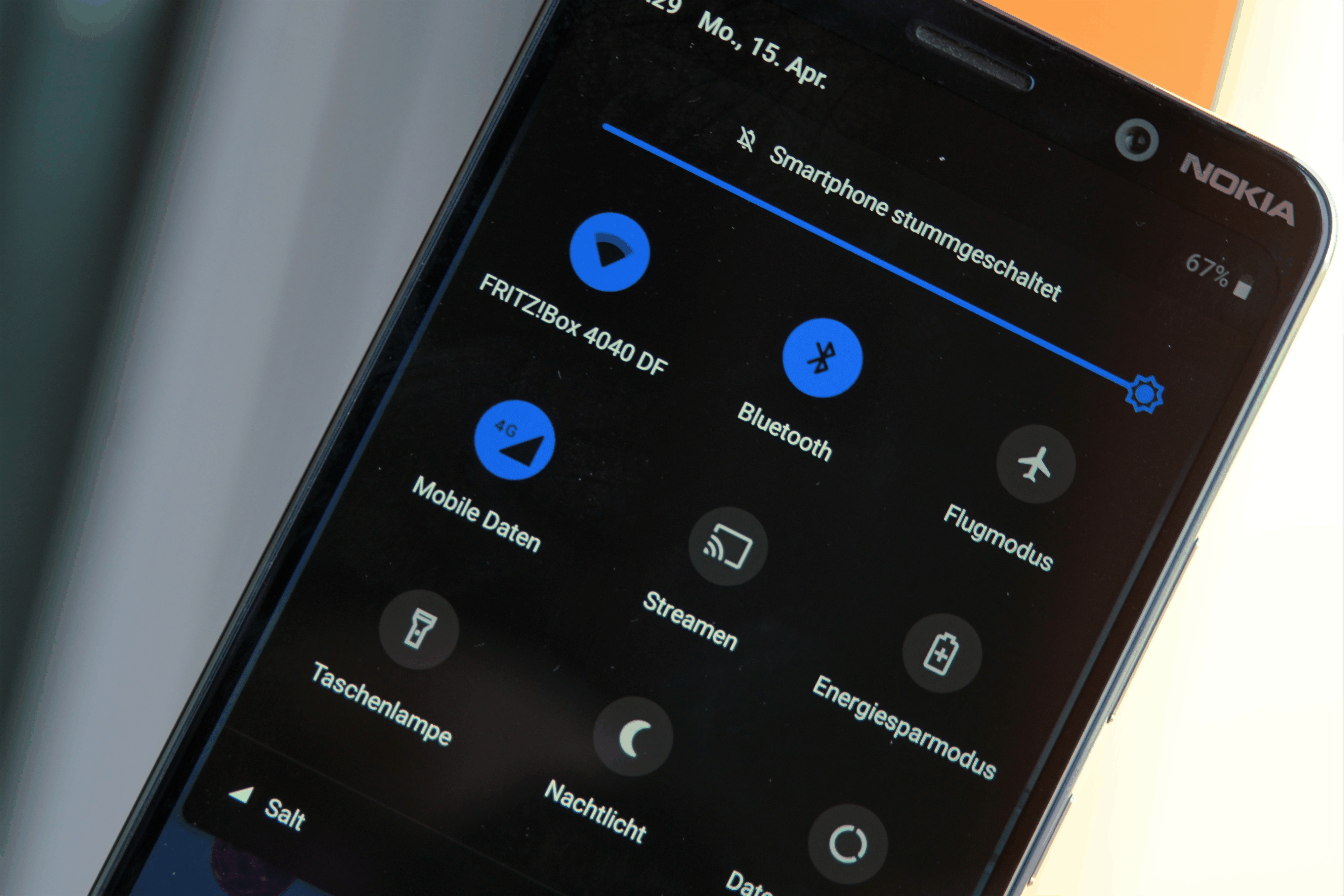 Das Nokia 9 mit Android 9 hat einen Dark Mode, allerdings erscheint das Betriebssystem (noch) nicht durchgängig in dunkler Optik.