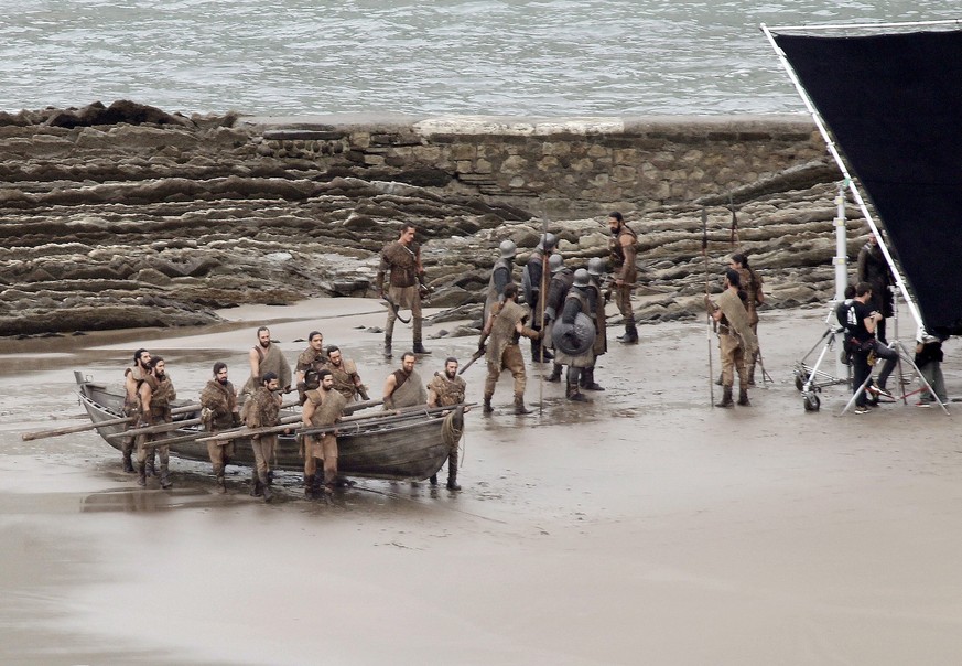 epa05601283 Extras carry a boat during the shooting of the seventh season of the television series &#039;Game of Thrones&#039; at the beach of Itzurun, in the village of Zumaia, Spain, 24 October 2016 ...