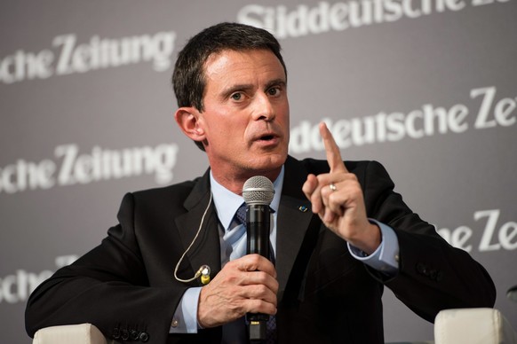 epa05634827 French Prime Minister Manuel Valls speaks at the economy summit hosted by the German newspaper Sueddeutsche Zeitung in Berlin, Germany, 17 November 2016. EPA/GREGOR FISCHER