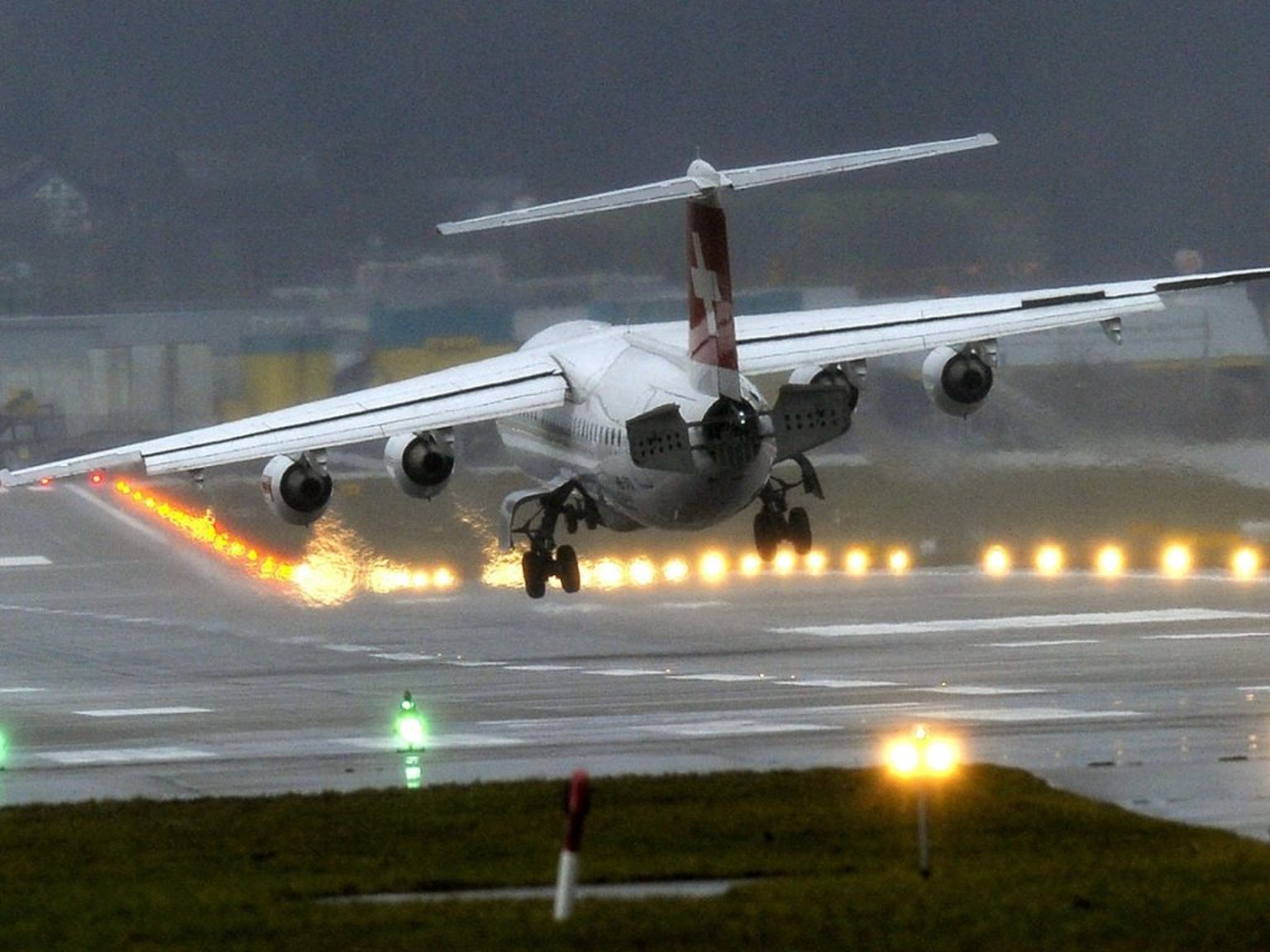 Ein Airbus der Swiss ist auf dem Flug nach Amsterdam von einem Blitz getroffen worden und ist aus Sicherheitsgründen nach Zürich zurückgekehrt. (Symbolbild)